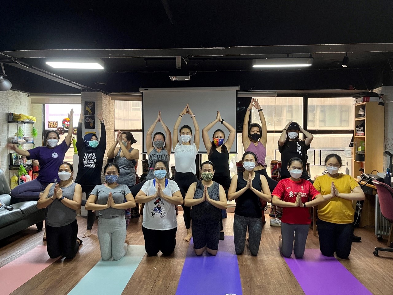 青年義工聯同在港的海外傭工舉辦瑜伽課，協助這個社群增強自信和社交連繫。